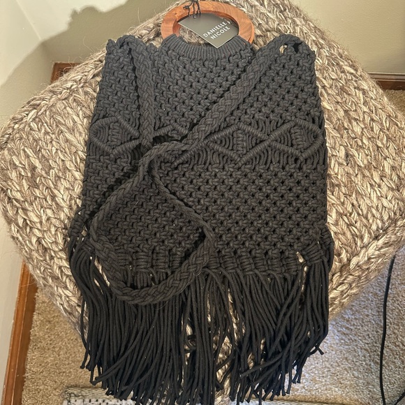 Black Danielle Nicole macrame bag. - Picture 3 of 3